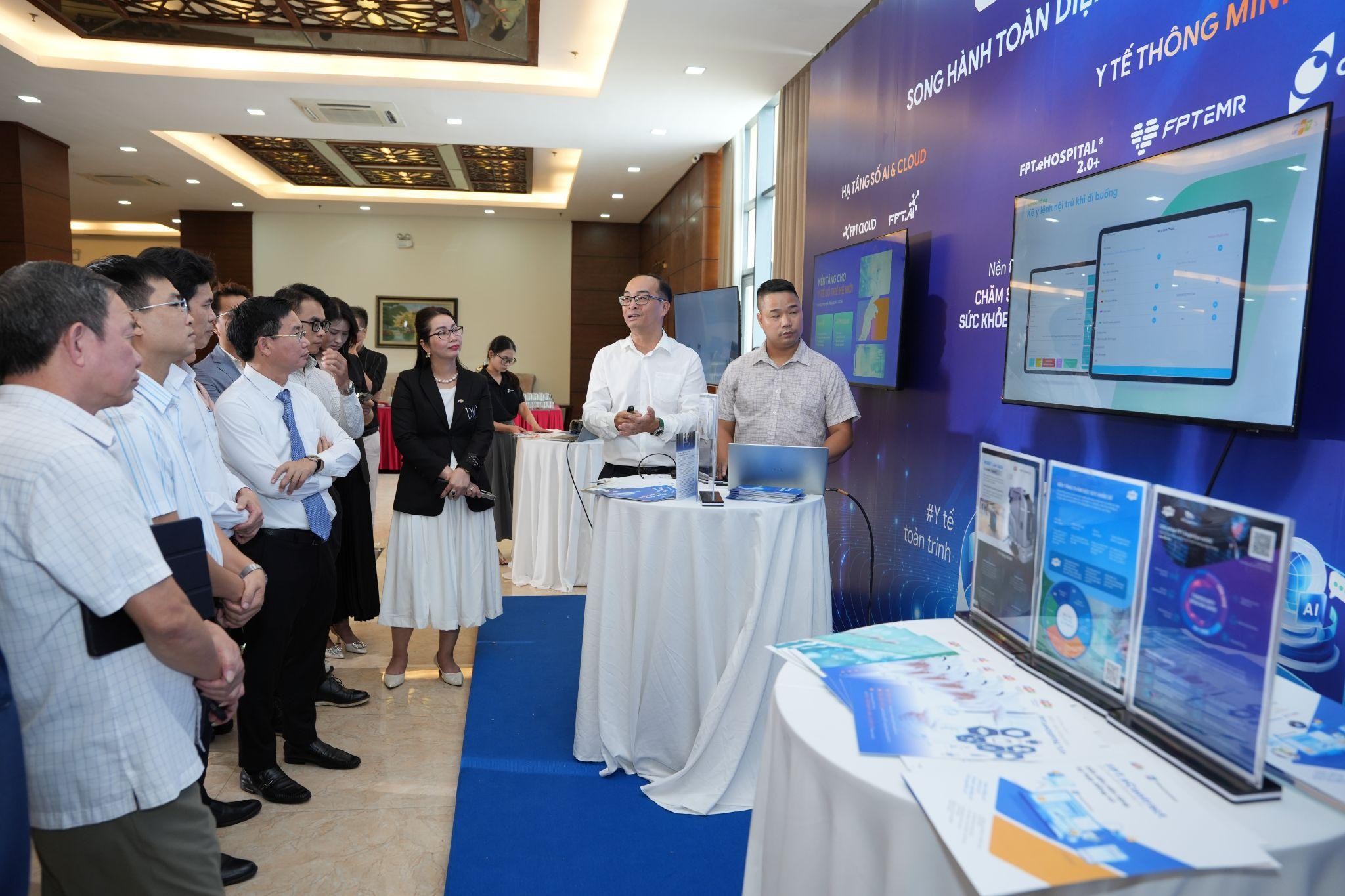 Các đại Biểu Trải Nghiệm Không Gian Triển Lãm Trong Khuôn Khổ Sự Kiện 1790046829